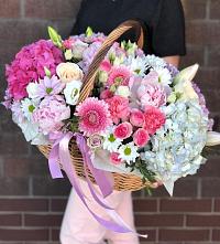 Композиция солнечный день в Луховицах Цветочная композиция из Розы, Хризантемы, Пионы и Лизиантусы в корзине в Луховицах